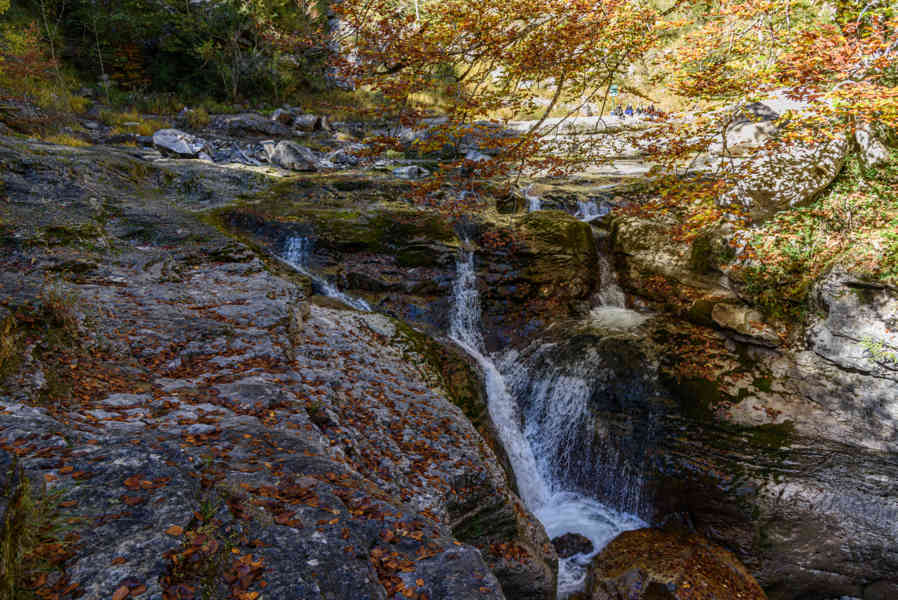 Huesca - parque nacional de Ordesa y Monte Perdido - valle de Añisclo 75 - cañon de Añisclo - rio Aso - salto de agua.jpg